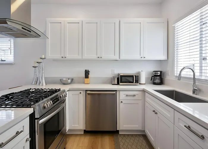 Exclusive 2Bd 3Ba With Balcony