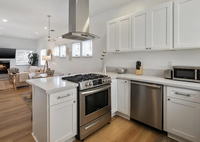Exclusive 2Bd 3Ba With Balcony