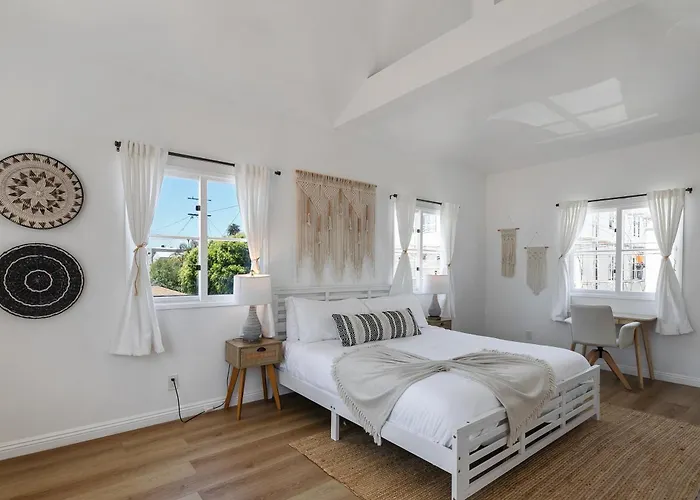 Exclusive 2Bd 3Ba With Balcony